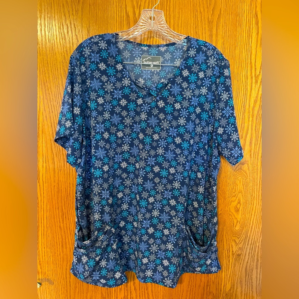 Uniform Advantage Butter Soft Snowflake Scrub Top